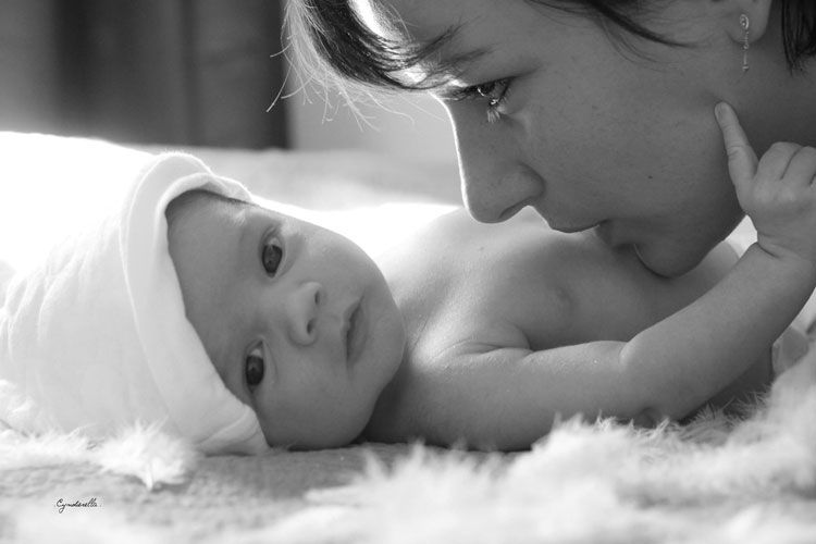Une maman et son nouveau-né, front contre front