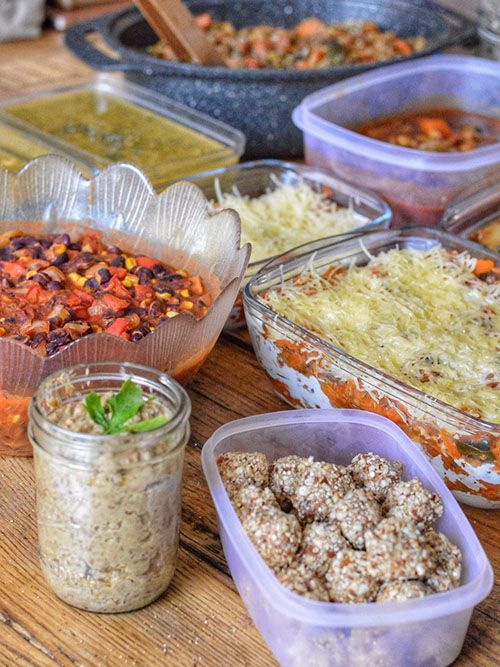 Plats cuisinés dans des boîtes, des bocaux et des plats à gratin sur une table