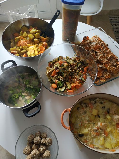 Marmites, légumes et gratins posés sur une table