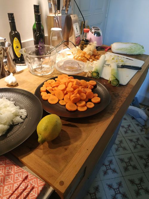 Légumes et ingrédients découpés sur une planche, près d'un citron