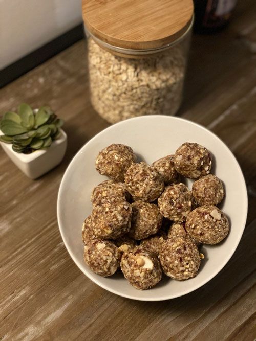 Une assiette de boulettes, près d'un bocal de flocons d'avoine
