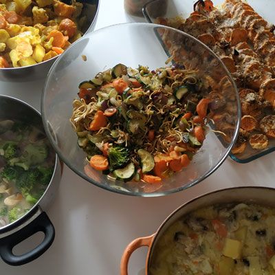 Légumes rôtis et plats mijotés dans des marmites et des plats